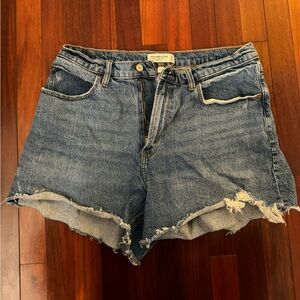 Abercrombie & Fitch. The 4” Mom Short. High Rise Curve Love 32. Medium wash.